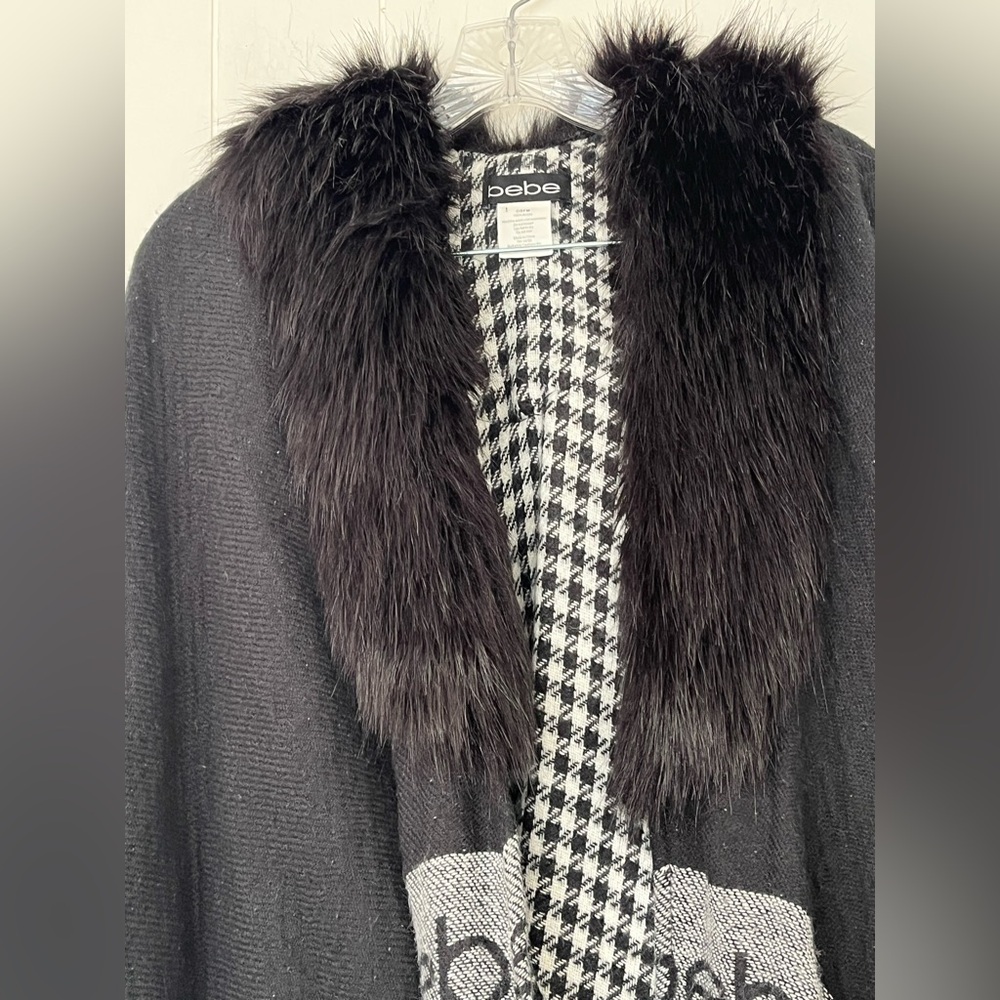 BeBe Ruana With Faux Fur Black Houndstooth - Picture 8 of 12